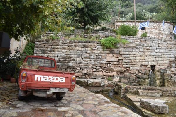 Αγροτικό αυτοκίνητο σε αρχαίο μνημείο