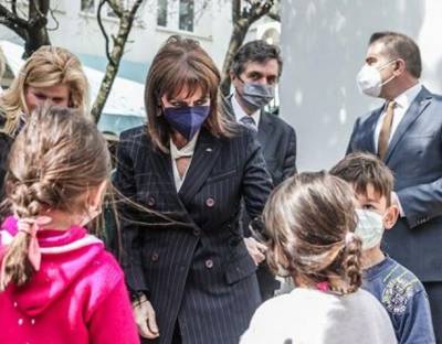 Η Πρόεδρος της Δημοκρατίας  στο &quot;Περιβόλι της Γιαγιάς&quot; στην Καλαμάτα (βίντεο-φωτογραφίες)