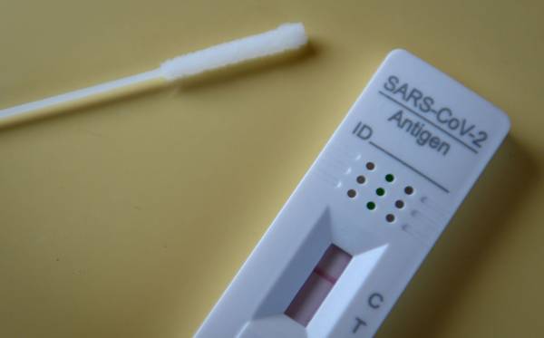 Κατακόρυφη αύξηση σε rapid και self test στην Καλαμάτα - Μεγάλες ελλείψεις σε παιδικά φάρμακα