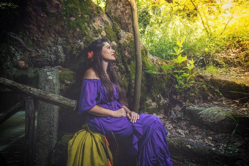 Η ερμηνεύτρια Ειρήνη Τουμπάκη στην "Ε": «Για να τραγουδήσεις έναν στίχο πρέπει να τον κάνεις πρώτα κομμάτι σου»