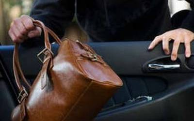 Δύο συλλήψεις για κλοπή τσάντας και κινητού