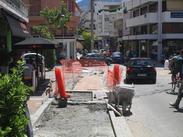 Βελτιώθηκε το βόρειο πεζοδρόμιο της Ξενοφώντος