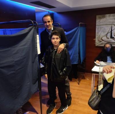 Ο Γρηγόρης Δημητριάδης ψήφισε στις εσωκομματικές εκλογές της ΝΔ μαζί με τον γιο του - Η ζεστή ανάρτηση