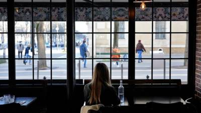 Εκτοξεύτηκαν οι πωλήσεις γυναικείων κραγιόν στη Γαλλία, όταν οι πολίτες πέταξαν τις μάσκες