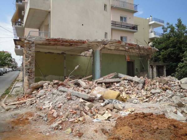 Το κατεδάφισαν  και παράτησαν  τα μπάζα