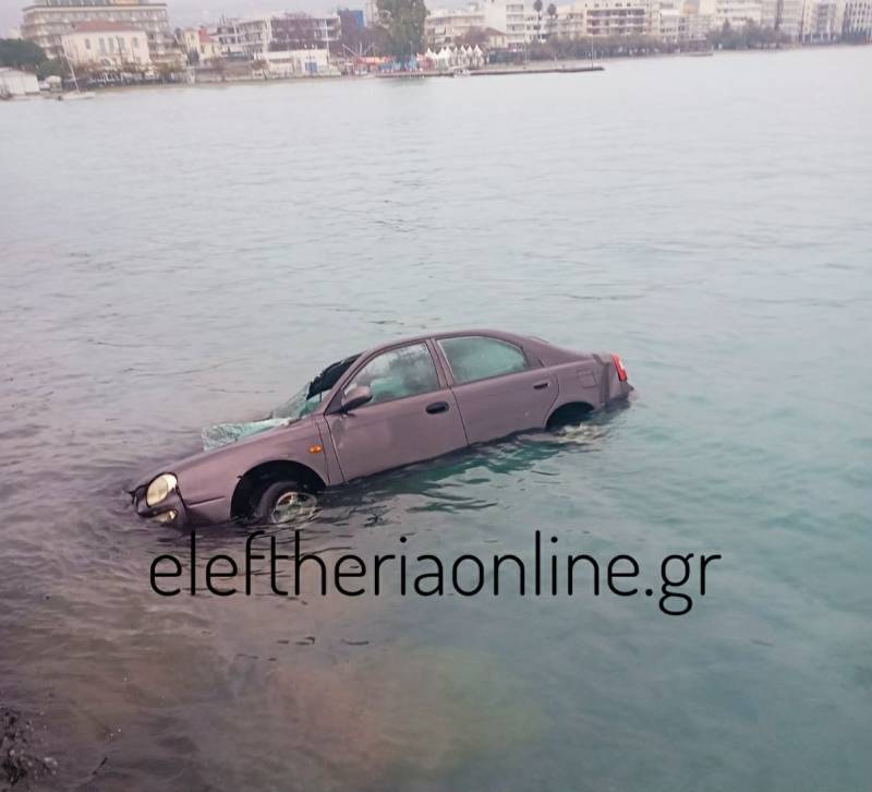 Καλαμάτα: Πτώση Ι.Χ. στη θάλασσα - Απεγκλωβίστηκε 86χρονος οδηγός (φωτο)