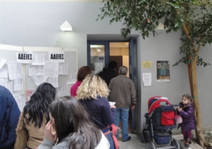 Πανδαιμόνιο στο Ληξιαρχείο για την κοινωφελή εργασία