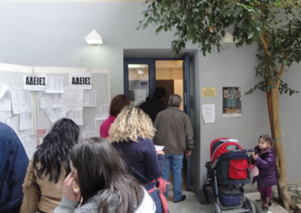 Πανδαιμόνιο στο Ληξιαρχείο για την κοινωφελή εργασία