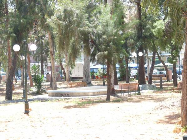 "Ξυρίζουν" τα κλαριά στο Πάρκο Λιμενικού