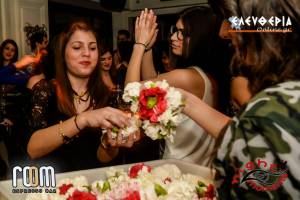 Λουλουδοπόλεμος και σπάσιμο πιάτων μέχρι το πρωί στο "Room" (φωτογραφίες)