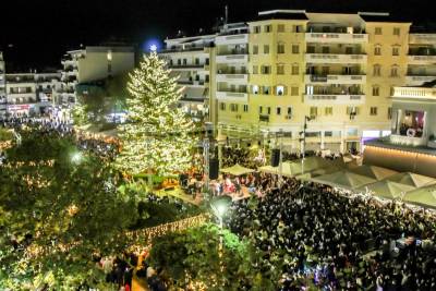 Φωταγωγείται το δέντρο στην κεντρική πλατεία Καλαμάτας