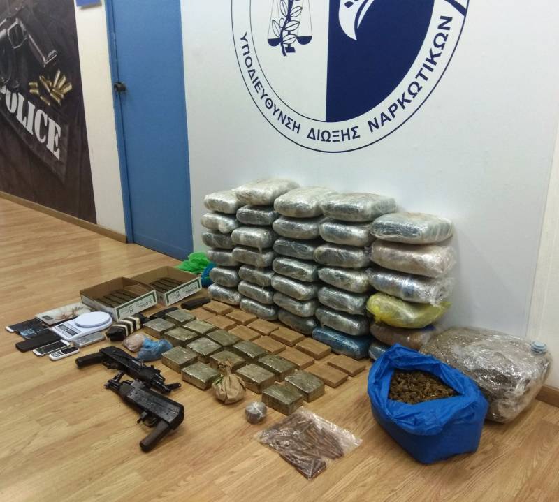 Τρεις συλλήψεις στην Αττική για 52 κιλά χασίς και 2 καλάσνικοφ