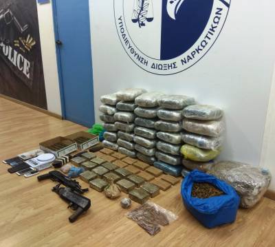 Τρεις συλλήψεις στην Αττική για 52 κιλά χασίς και 2 καλάσνικοφ