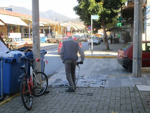 Προχωρούν τα έργα για προσβασιμότητα ΑμεΑ σε δρόμους της Καλαμάτας