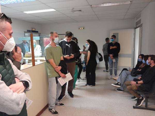 Συγκινητική ανταπόκριση Μεσσηνίων: Μεγάλη συμμετοχή  για προσφορά αίματος για τους τραυματίες των Τεμπών (βίντεο)