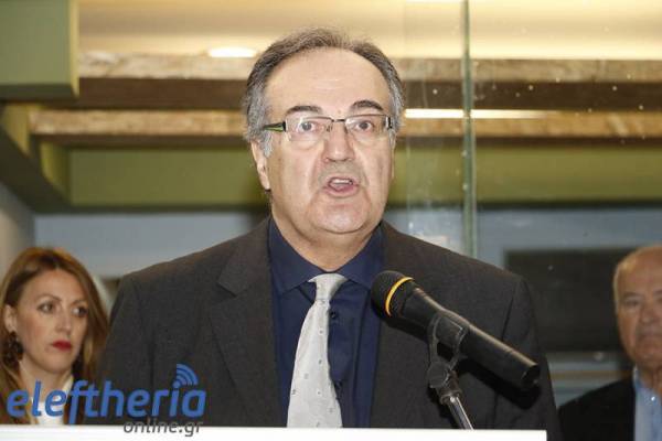 Ο Κοσμόπουλος για τις ξαπλώστρες στην παραλία της Καλαμάτας