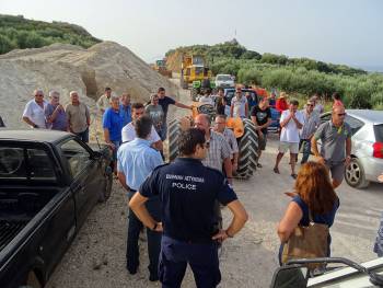 Απέκλεισαν το Γαργαλιάνοι - Ρωμανού διαμαρτυρόμενοι για τις απαλλοτριώσεις (φωτογραφίες)