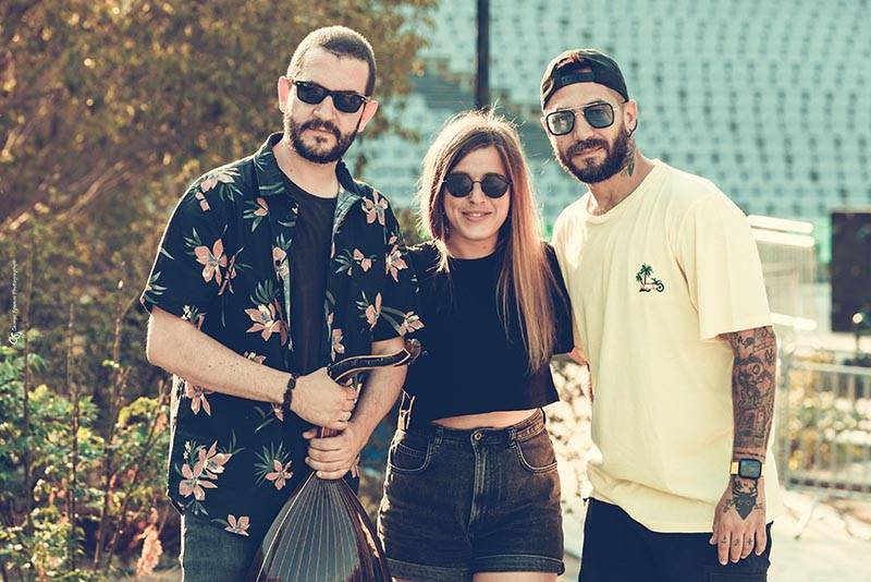 &quot;Περπατούσα αφηρημένη&quot;: Ο Θωμάς Κωνσταντίνου διασκευάζει Ελένη Βιτάλη