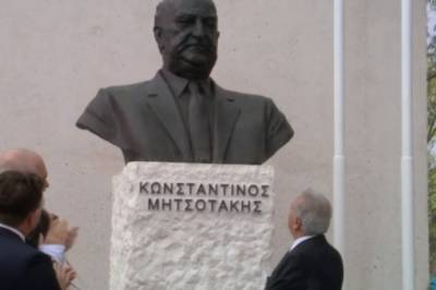 Αλβανία: H προτομή του Κωνσταντίνου Μητσοτάκη στη Δερβιτσάνη