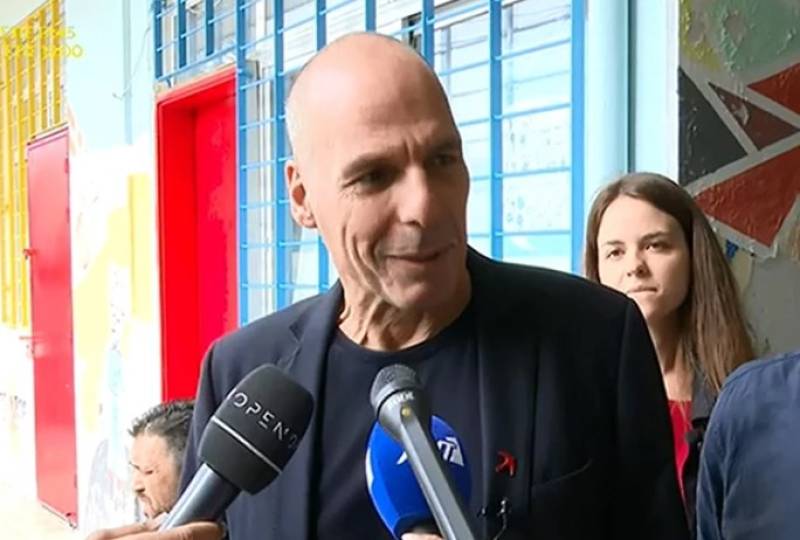 Βαρουφάκης: «Τα λεπτά πίσω από το μπλε παραβάν είναι μαγικά» (Βίντεο)