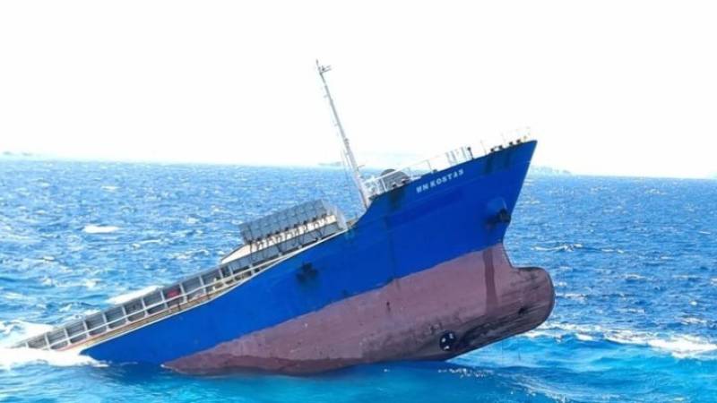 Υπό συνεχή επιτήρηση το ημιβυθισμένο «MN KOSTAS» στη Σητεία – Αναμένεται η ανέλκυση του φορτηγού πλοίου