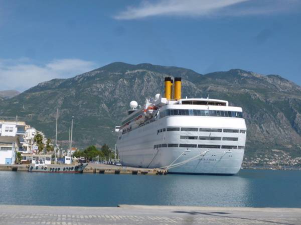 1.189 τουρίστες στην Καλαμάτα με το "Costa Neoclassica"