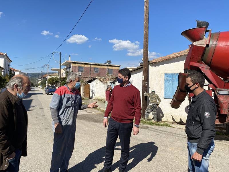 Κατασκευάζουν πεζοδρόμια στη Νέα Κορώνη
