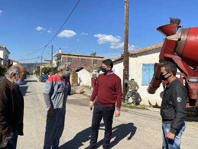 Κατασκευάζουν πεζοδρόμια στη Νέα Κορώνη