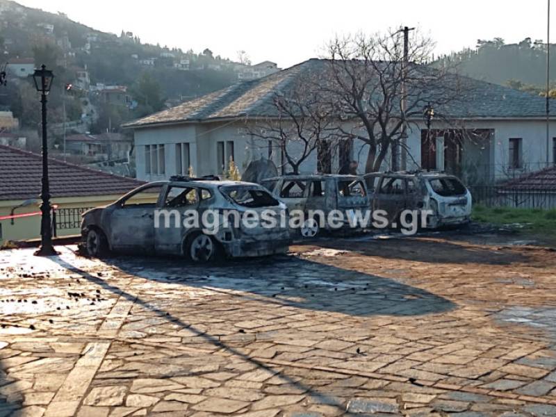 Φωτιά σε τέσσερα οχήματα στο πάρκινγκ του Α.Τ. Βορείου Πηλίου