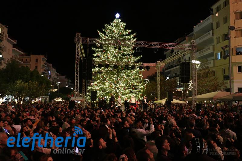 Καλαμάτα: Φωταγωγήθηκε το νέο χριστουγεννιάτικο δέντρο στην κεντρική πλατεία με συναυλία της Γιώτας Νέγκα (βίντεο-φωτογραφίες)