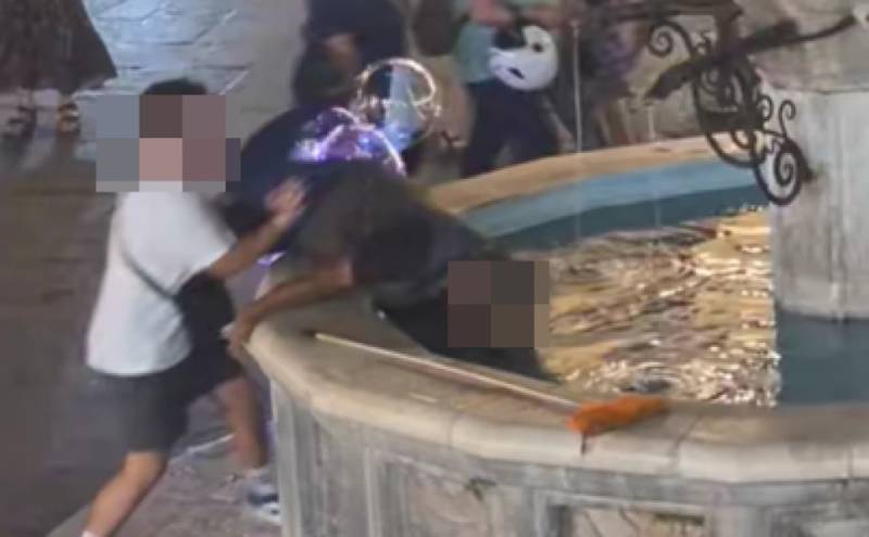 Οργή προκαλεί βίντεο από τη Ρόδο: Νεαρός σπρώχνει άστεγο και τον ρίχνει σε σιντριβάνι