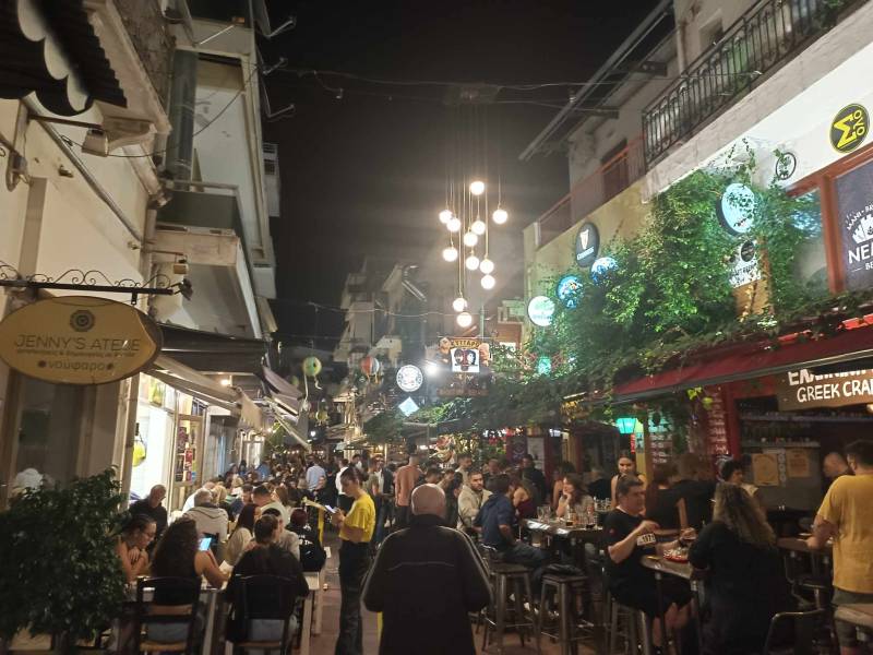 Γέμισαν τα καταστήματα εστίασης