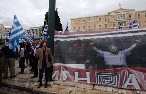 Σόου Χρυσαυγιτών με ναζιστικούς ύμνους έξω από τη Βουλή