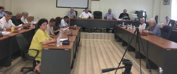 Σκηνές έντασης στο Δημοτικό Συμβούλιο Τριφυλίας ανάμεσα στο δήμαρχο και συμβούλους της παράταξής του (βίντεο)