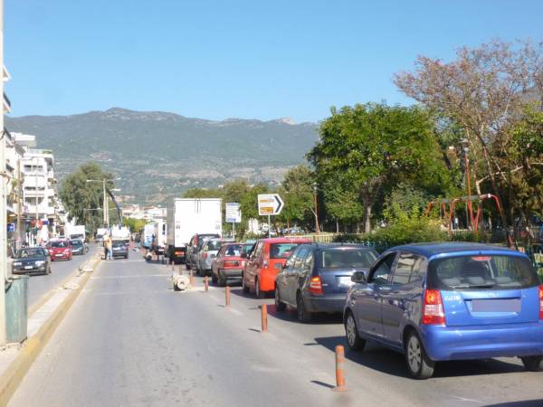 Με δυσκολία σήμερα η κυκλοφορία στην Αρτέμιδος (βίντεο)