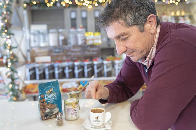 &quot;Σπίνος&quot;: Χριστουγεννιάτικη συνταγή ελληνικού καφέ με σαλέπι και τριμμένο πιπέρι