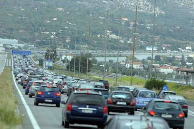 Κλειστή η ΕΟ Αθηνών-Κορίνθου από φλεγόμενο αυτοκίνητο