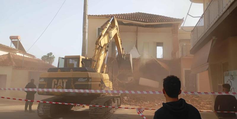 Μεσσήνη: Κατεδάφιση του σπιτιού μετά την πτώση τοίχου από τη βροχή (βίντεο)