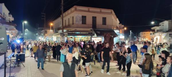 Μεσσηνία: "Βούλιαξε" η Κυπαρισσία για την 7η Λευκή Νύχτα (βίντεο-φωτογραφίες)