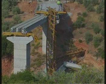 Γκρεμίστηκε τεράστια γερανογέφυρα στην Αρκαδία: Αγιο είχαν 12 εργάτες