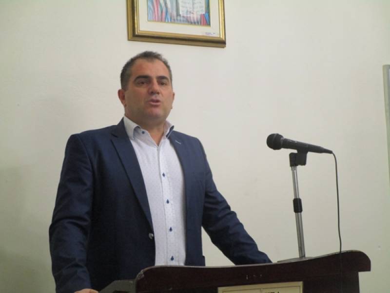 Σφιγμένα χαμόγελα μετά την εκλογή Βασιλόπουλου στην παράταξης πλειοψηφίας του Δήμου Καλαμάτας