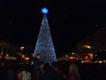 Αναψε το δέντρο στην Καλαμάτα (φωτογραφίες και βίντεο)