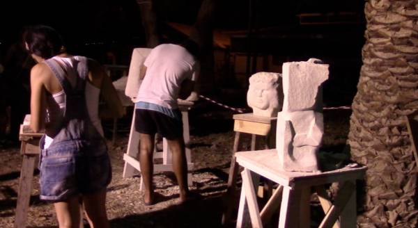 Μεγάλο ενδιαφέρον στο υπαίθριο εργαστήρι γλυπτικής στο λιμάνι της Καλαμάτας (βίντεο)