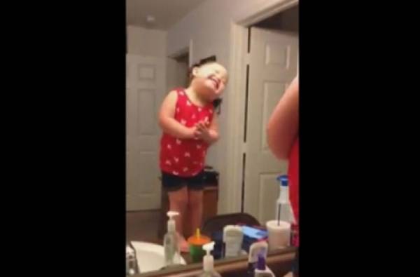 Κοριτσάκι με σύνδρομο Down τραγουδάει με νάζι το "Let it Go"