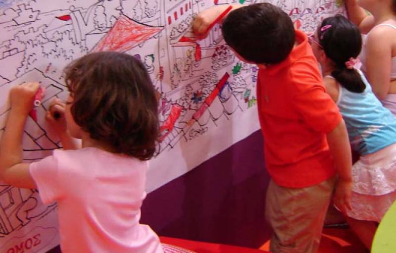 Υπαίθρια έκθεση στον πεζόδρομο του ΜYLO μαζί με τους “Δρόμους της Ελιάς”