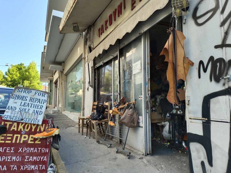 “Ντακούνι εξπρές”: Ένα παλιό παραδοσιακό τσαγκαράδικο στο Ιστορικό Κέντρο της Καλαμάτας