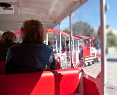 Τρενάκι στη Ναυαρίνου και... όποιος αντέξει
