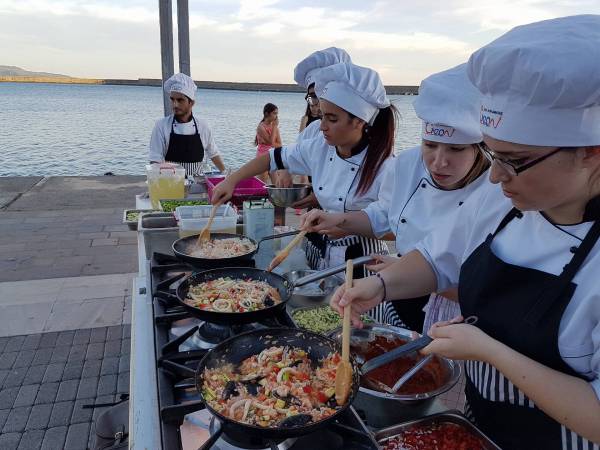 Μαγείρεψαν στο λιμάνι της Καλαμάτας