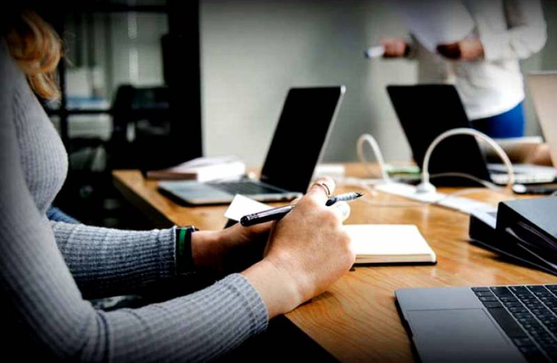 Χρονογράφημα: Πρόσληψη και αρραβώνας μαζί