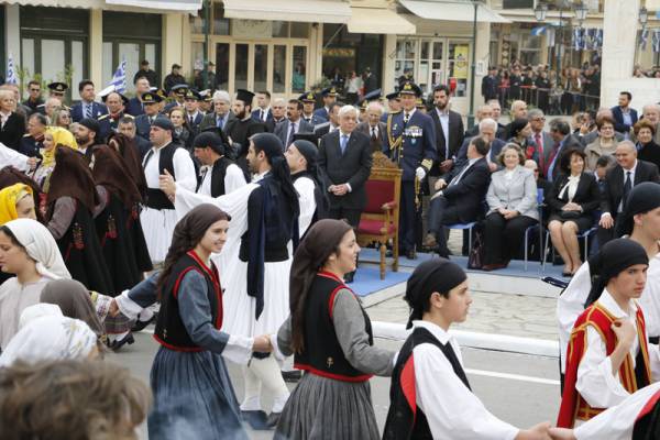 Ο Πρόεδρος της Δημοκρατίας στην Καλαμάτα για την 23η Μαρτίου - Παρέλαση μόνο με παραδοσιακές φορεσιές θέλει ο δήμος